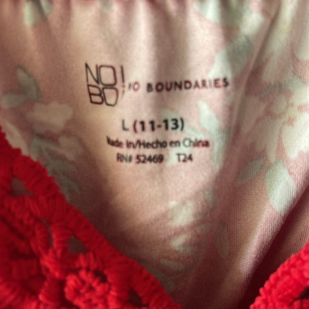 No Boundaries red with white floral top size large - Picture 3 of 6